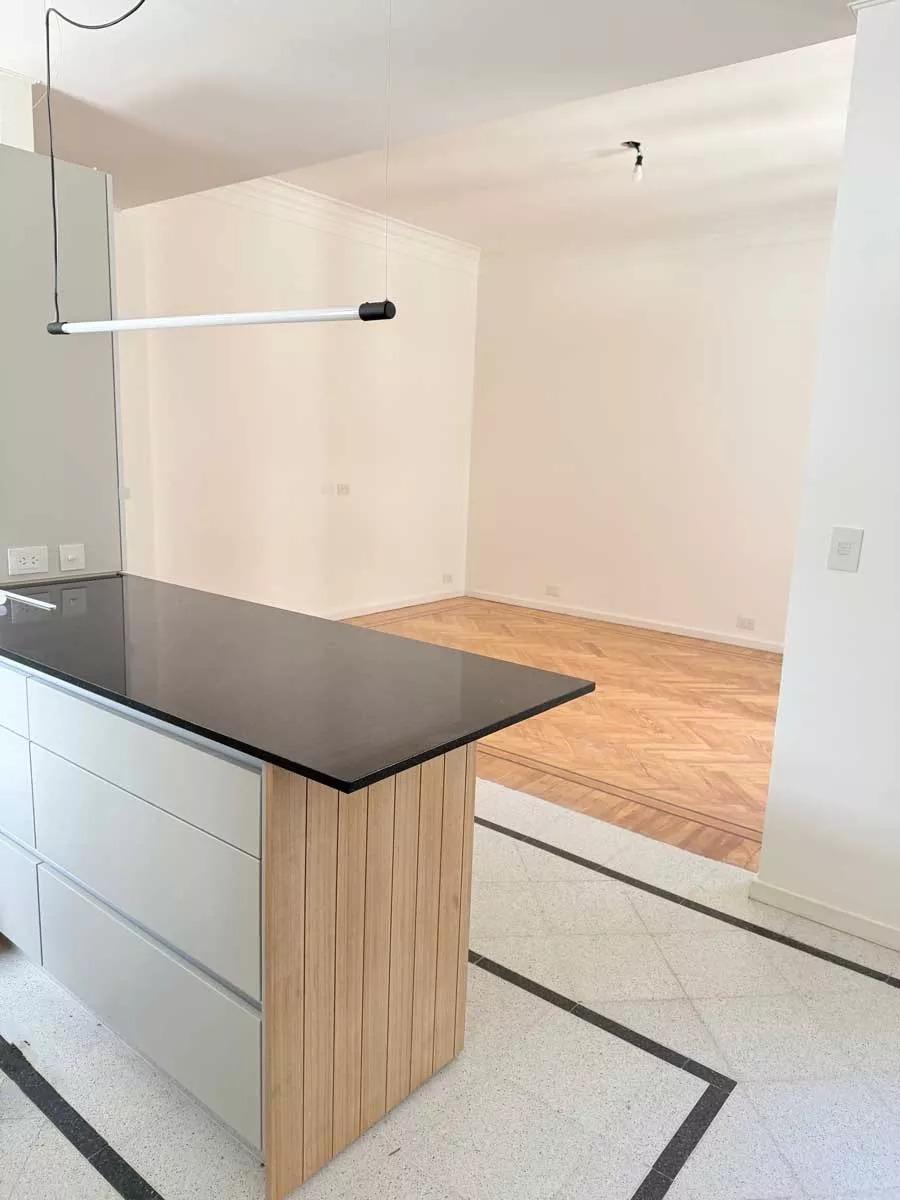 Excelente Semipiso Edificio Historico Remodelado a Nuevo 2