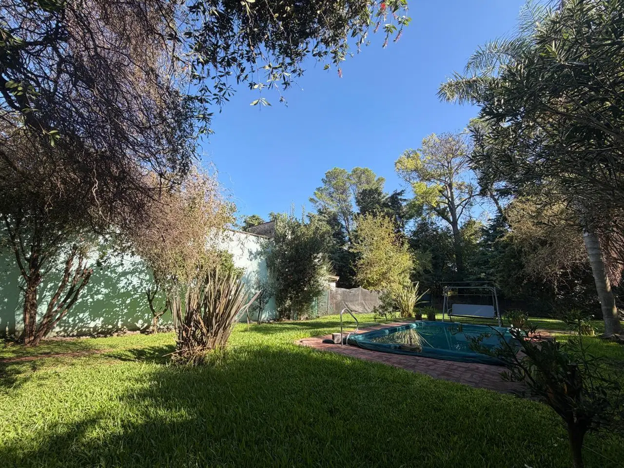 Venta casa con quincho y pileta en Barrio Parque Exaltacion 4