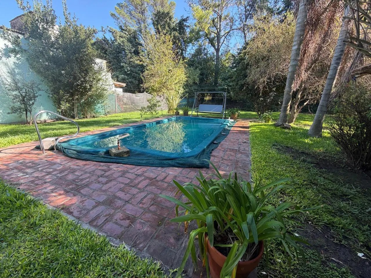 Venta casa con quincho y pileta en Barrio Parque Exaltacion 5