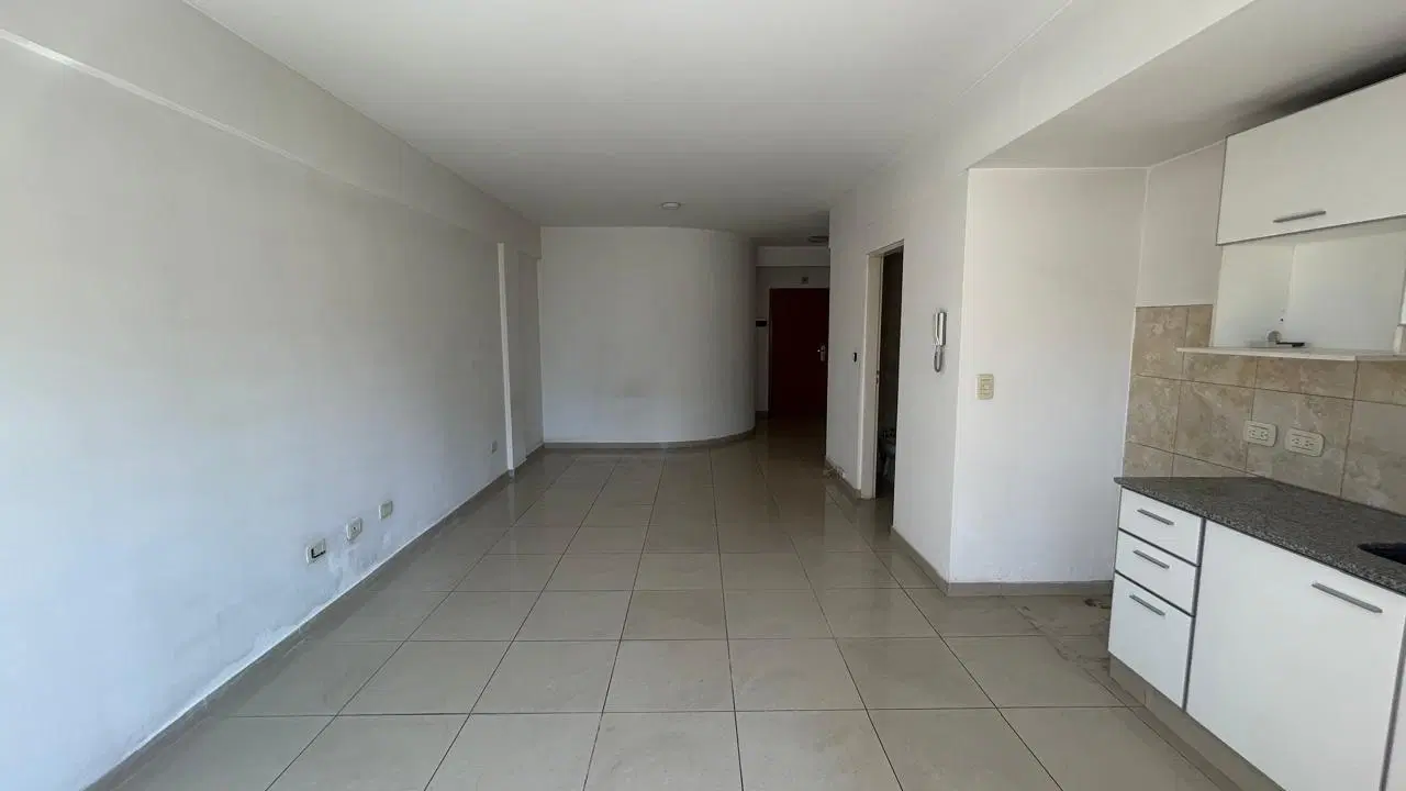 Monoambiente con balcón en venta en Flores 3