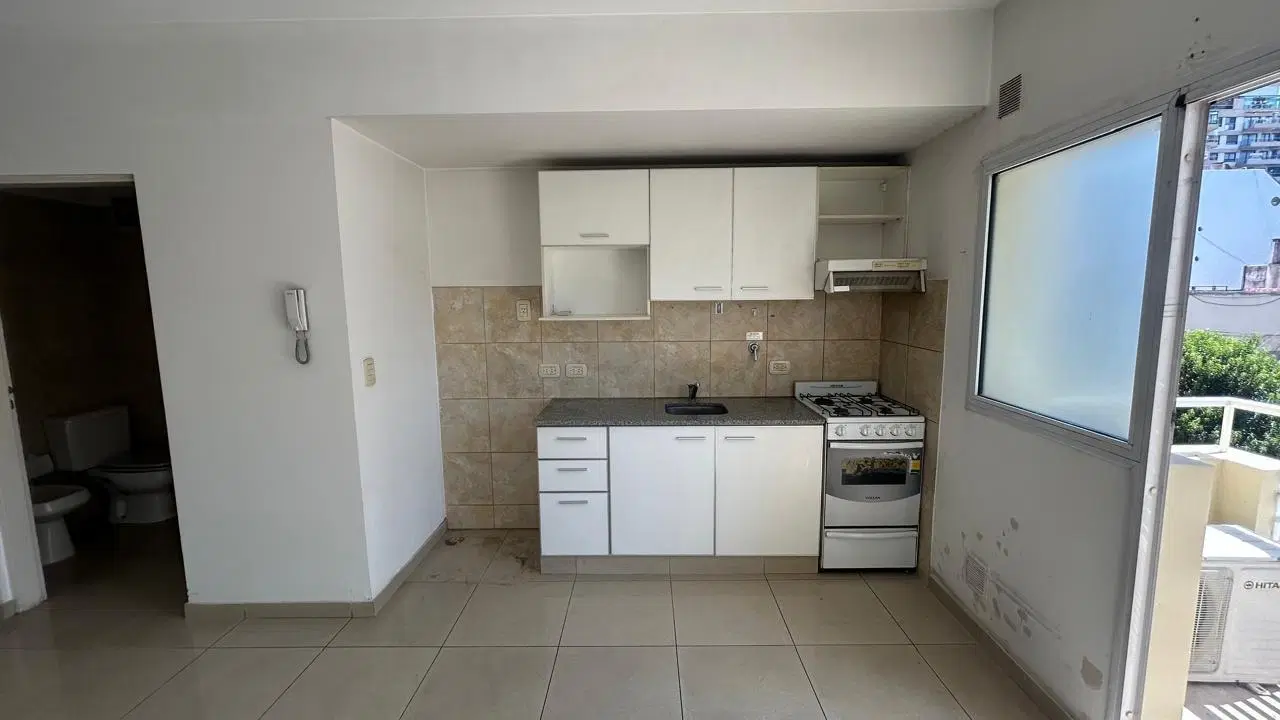Monoambiente con balcón en venta en Flores 5