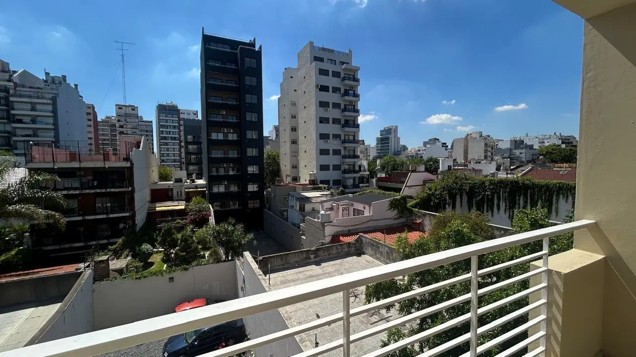 Monoambiente con balcón en venta en Flores 2