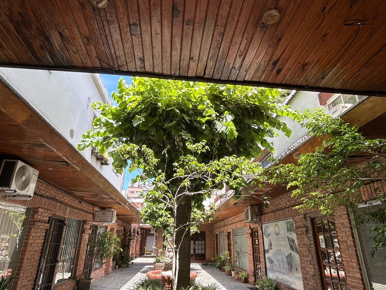 Foto de Edificio en block / Galeria comercial en Olivos, imagen 1