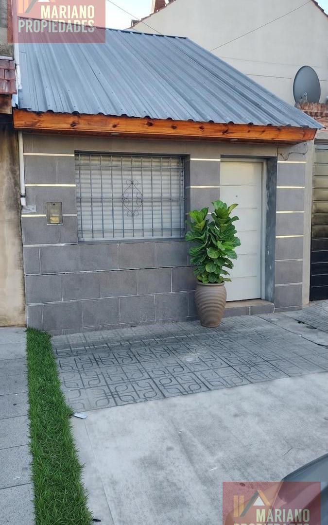 Foto de Casa al frente con pequeño patio, imagen 1