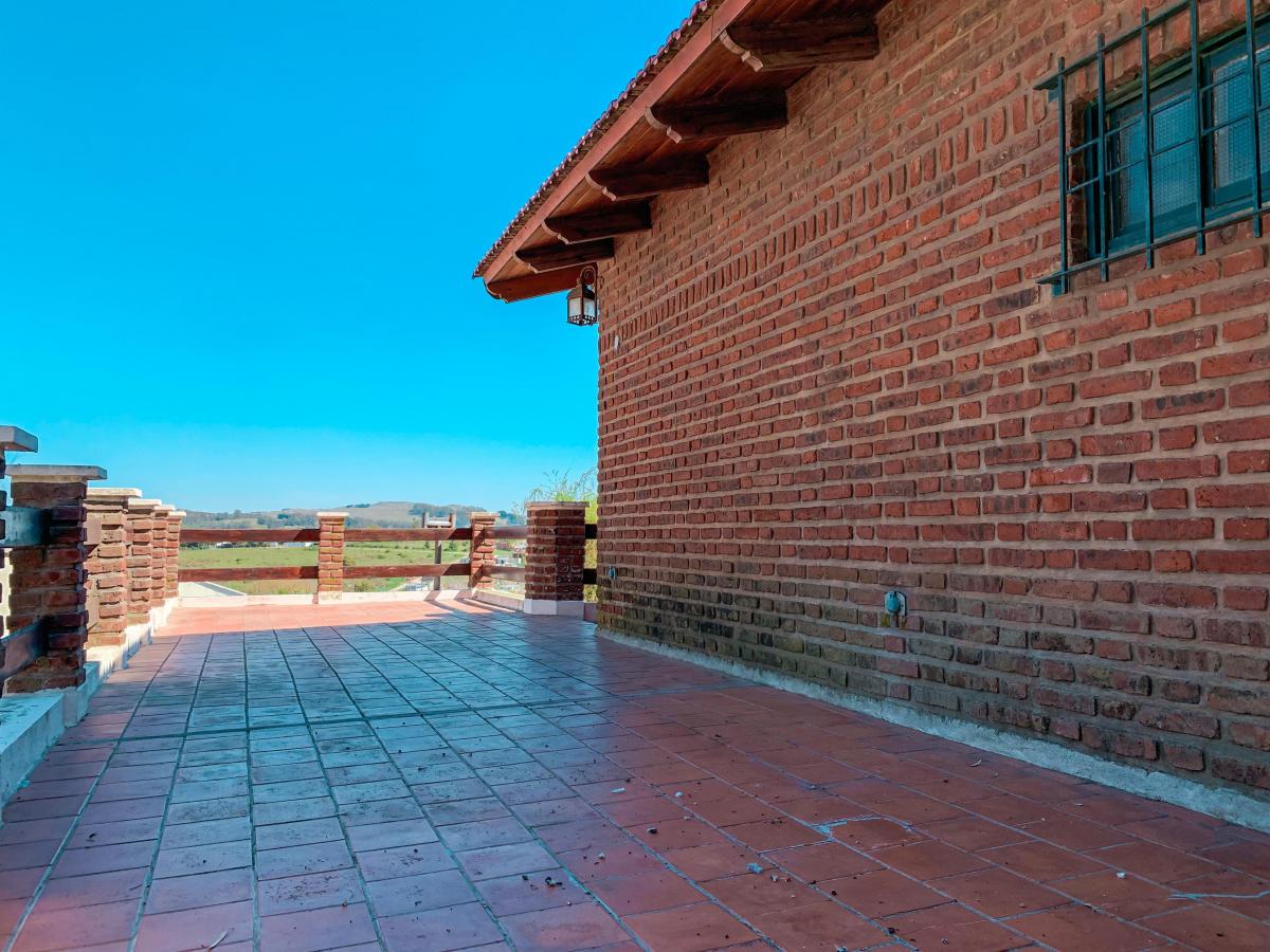 Importante Casa en Dos Plantas, Amplio Parque, Terraza y Garaje. 5