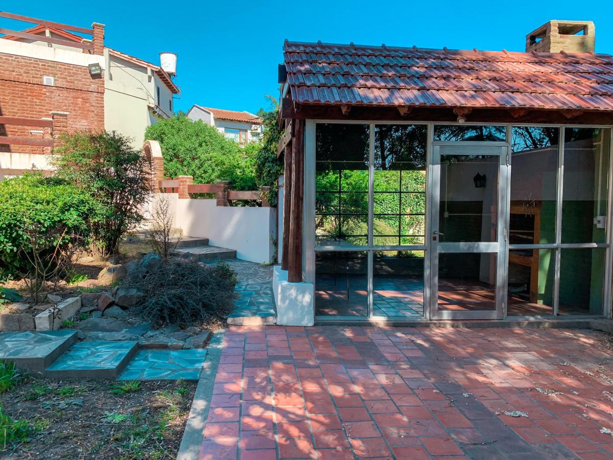 Importante Casa en Dos Plantas, Amplio Parque, Terraza y Garaje. 4