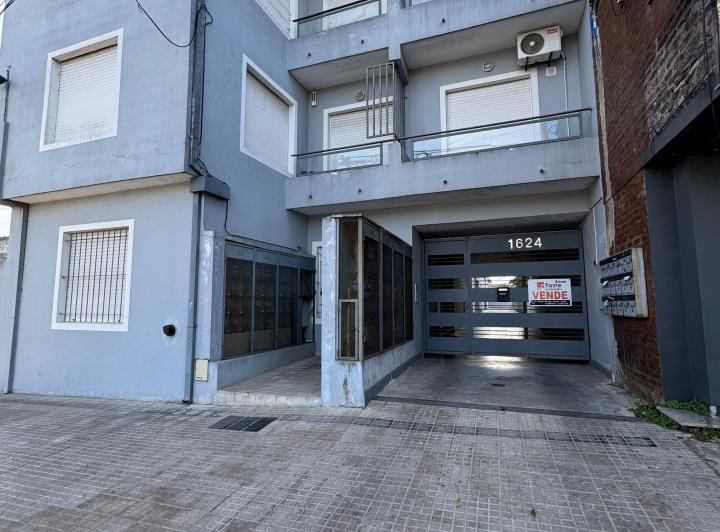 Departamento de una habitación. Segundo piso por escaleras.  1