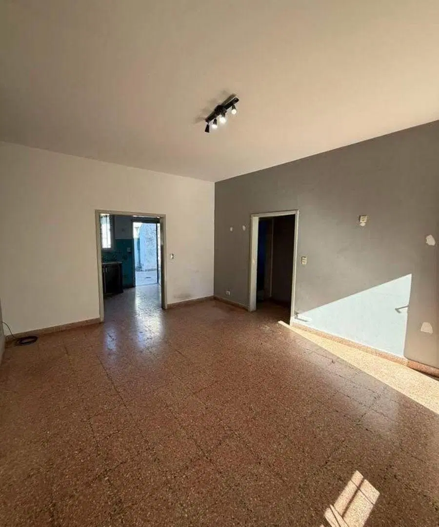 CASA DE 3 AMBIENTES GRANDES CON COCHERA Y FONDO LIBRE 3