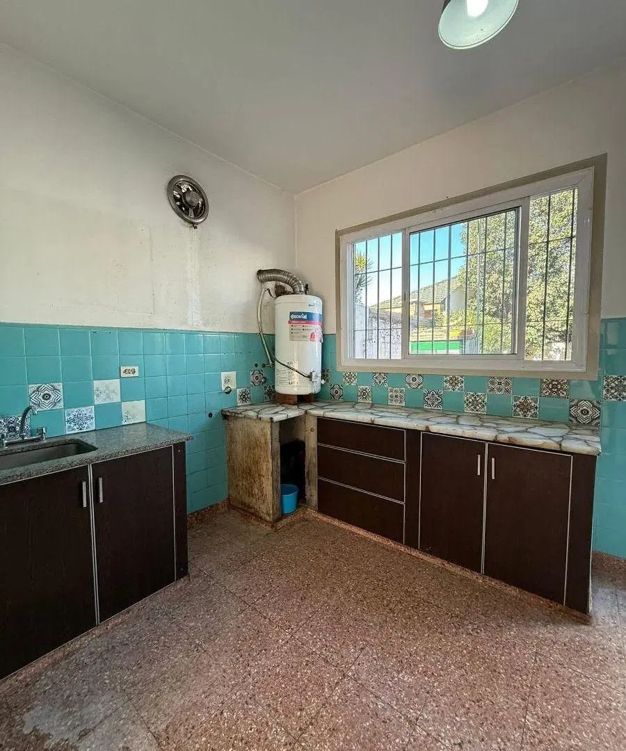 CASA DE 3 AMBIENTES GRANDES CON COCHERA Y FONDO LIBRE 8