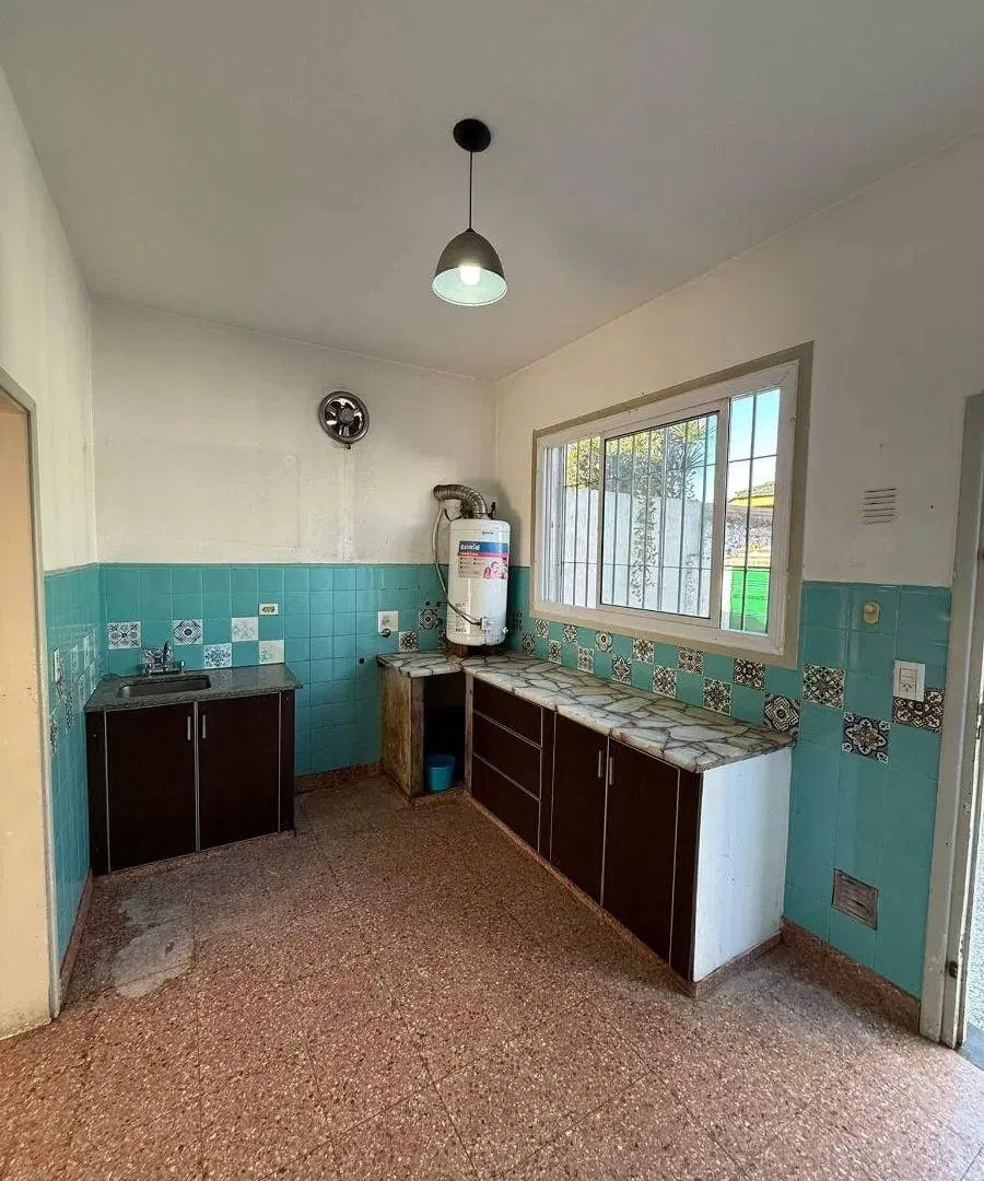 CASA DE 3 AMBIENTES GRANDES CON COCHERA Y FONDO LIBRE 5