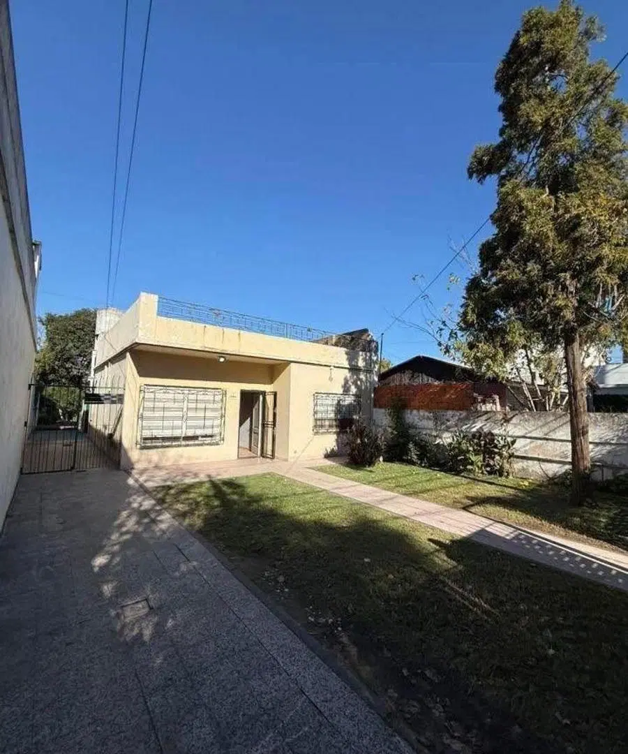 CASA DE 3 AMBIENTES GRANDES CON COCHERA Y FONDO LIBRE 2