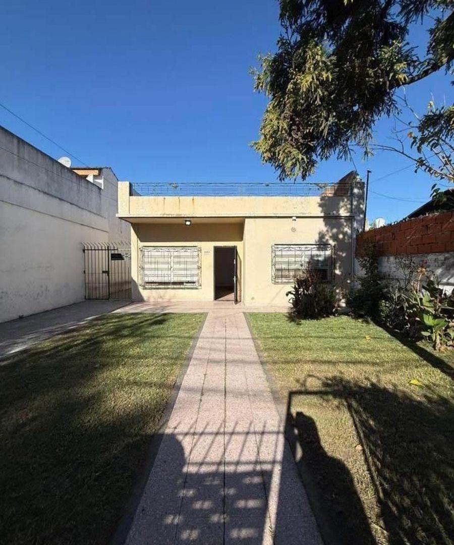 CASA DE 3 AMBIENTES GRANDES CON COCHERA Y FONDO LIBRE