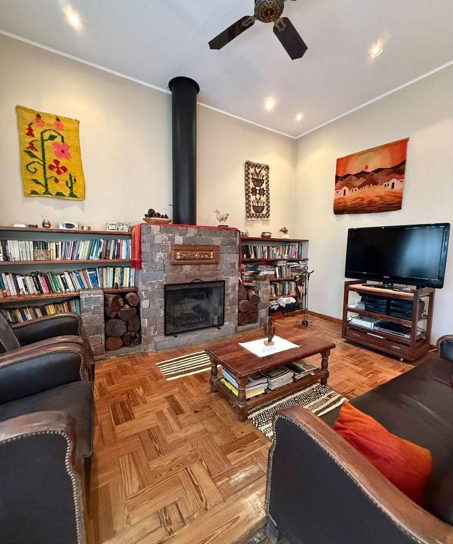 Foto de CASA 5 AMBIENTES EXCELENTE UBICACION Y LOTE, imagen 2