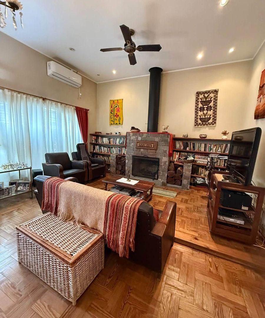 Foto de CASA 5 AMBIENTES EXCELENTE UBICACION Y LOTE, imagen 4