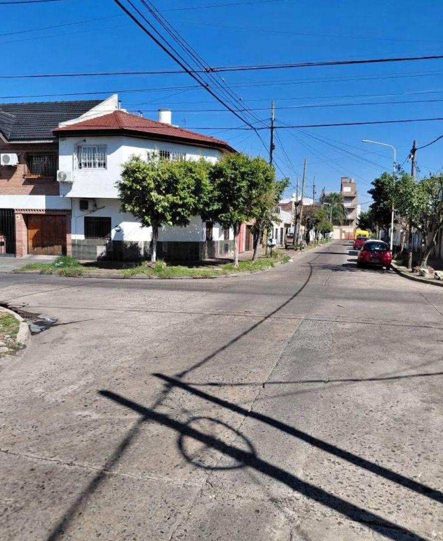 Foto de Lomas del Mirador, prox a Av. Gral Paz 3 amb planta baja al frente., imagen 1