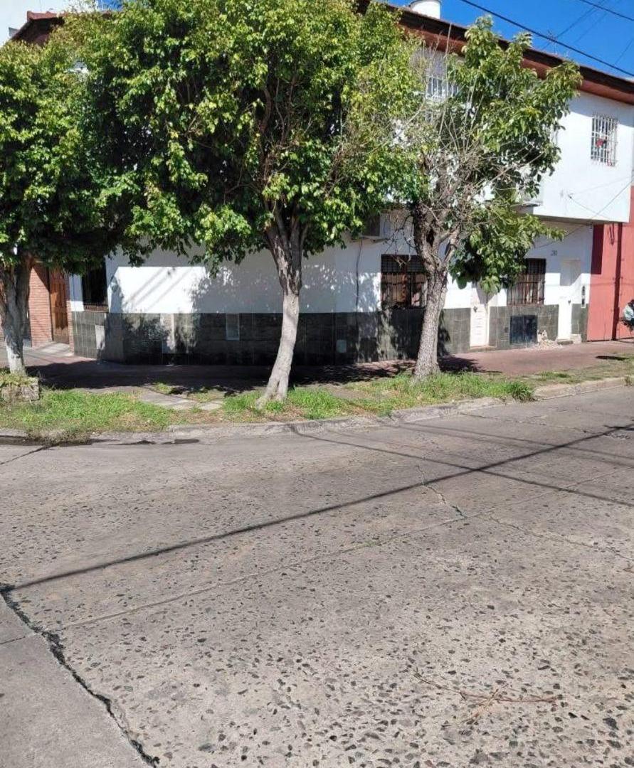 Foto de Lomas del Mirador, prox a Av. Gral Paz 3 amb planta baja al frente., imagen 2