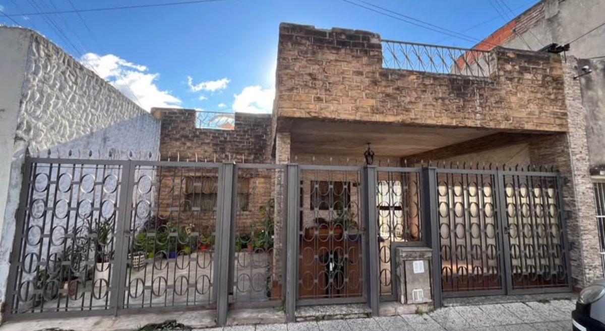 Foto de Venta casa Lanús c/ cochera 2 propiedades, imagen 1