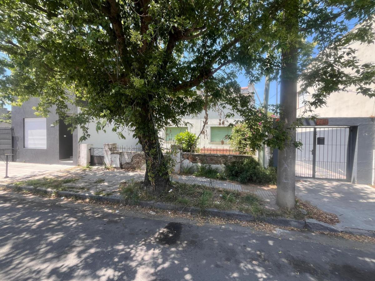 Amplio Lote con Casa a Demoler - Semicentro - Ideal Desarrolladores 1