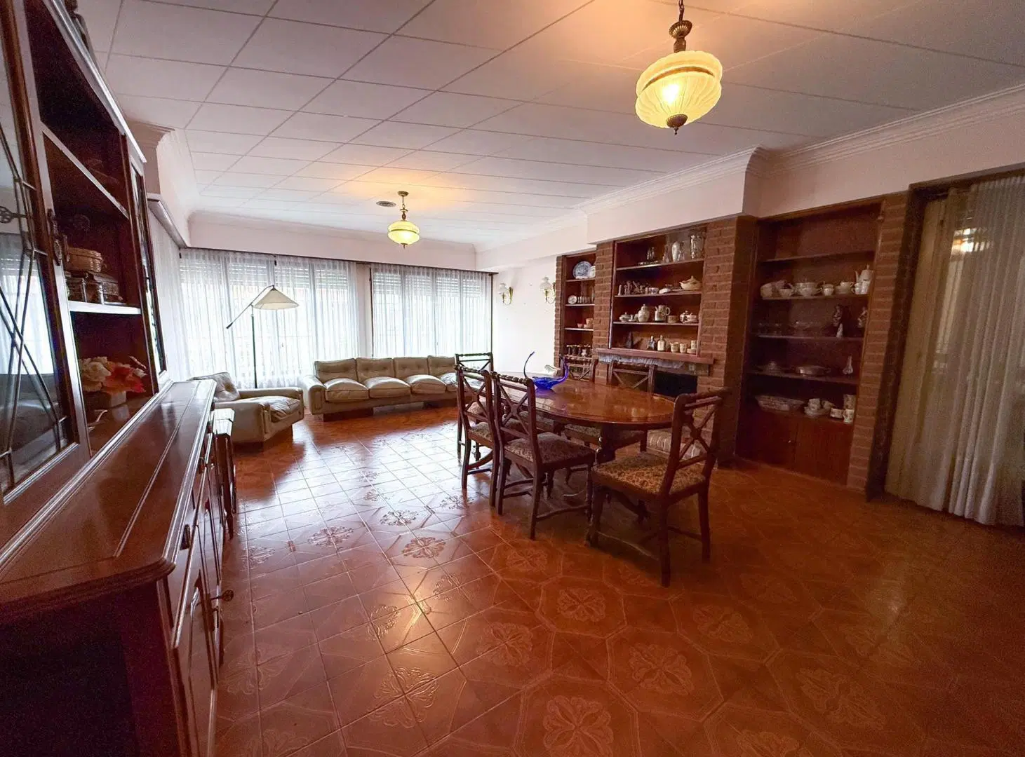 CASA EN VENTA - SEMICENTRO TANDIL - 4 Dormitorios 5