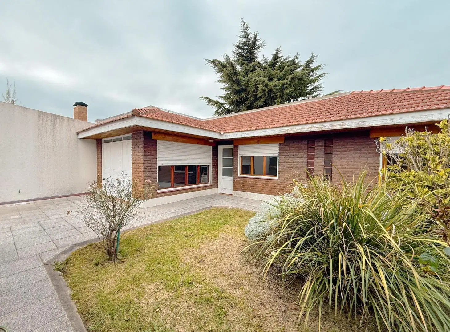CASA EN VENTA - SEMICENTRO TANDIL - 4 Dormitorios 1