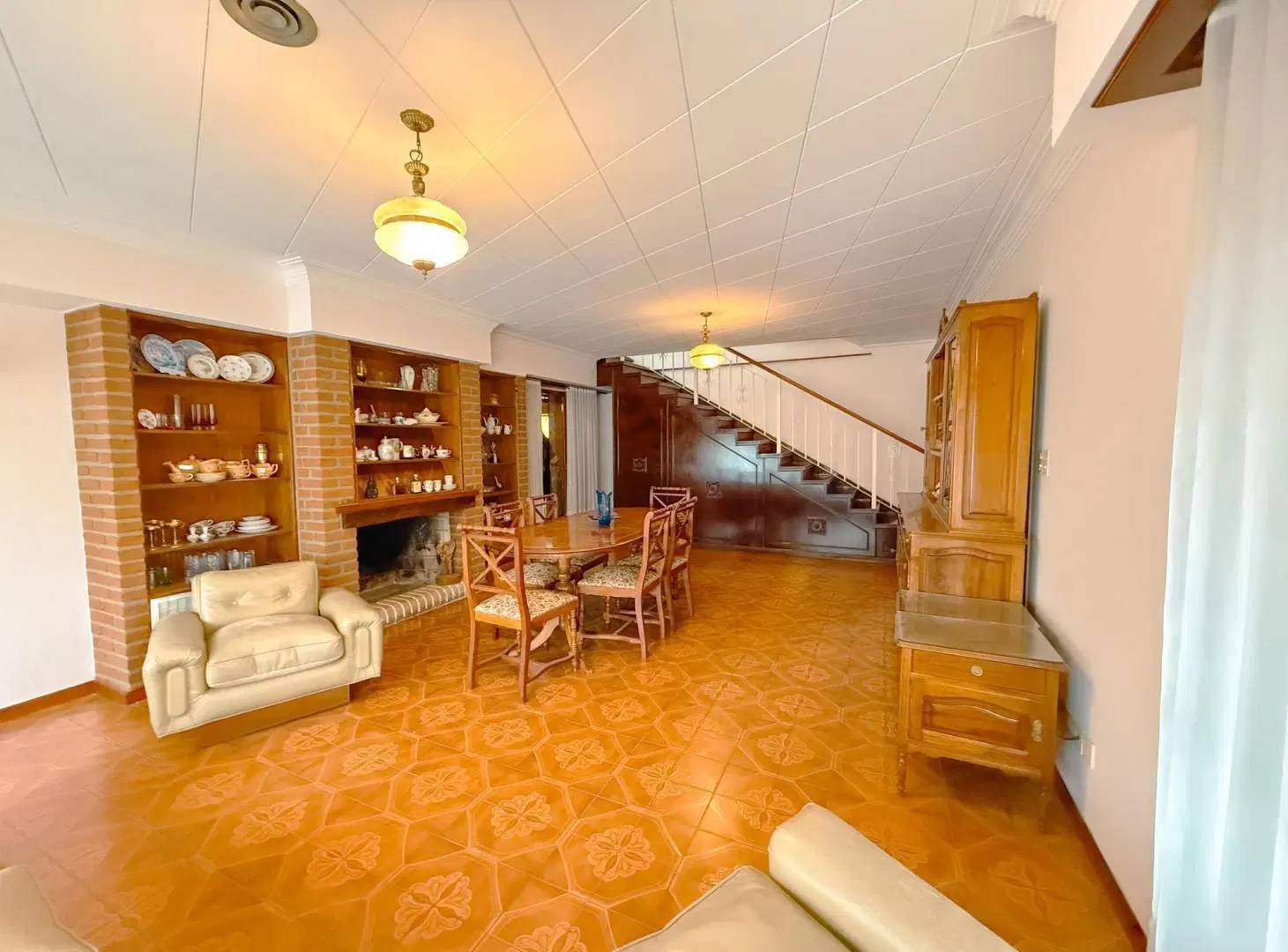CASA EN VENTA - SEMICENTRO TANDIL - 4 Dormitorios 4