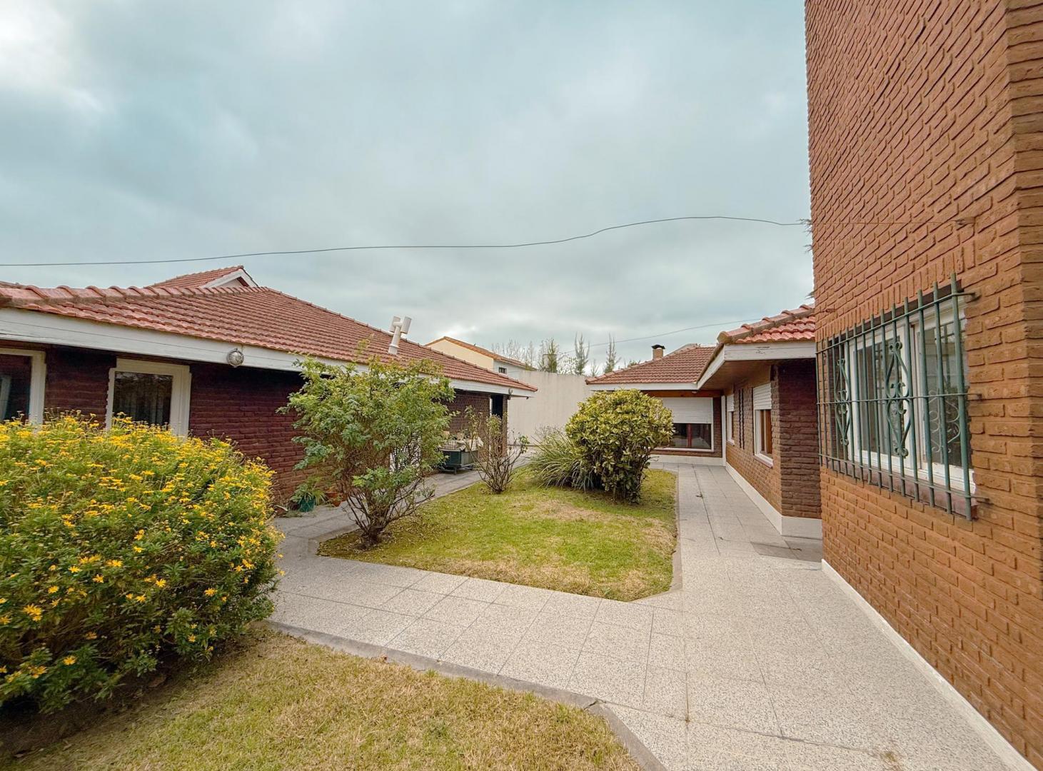CASA EN VENTA - SEMICENTRO TANDIL - 4 Dormitorios