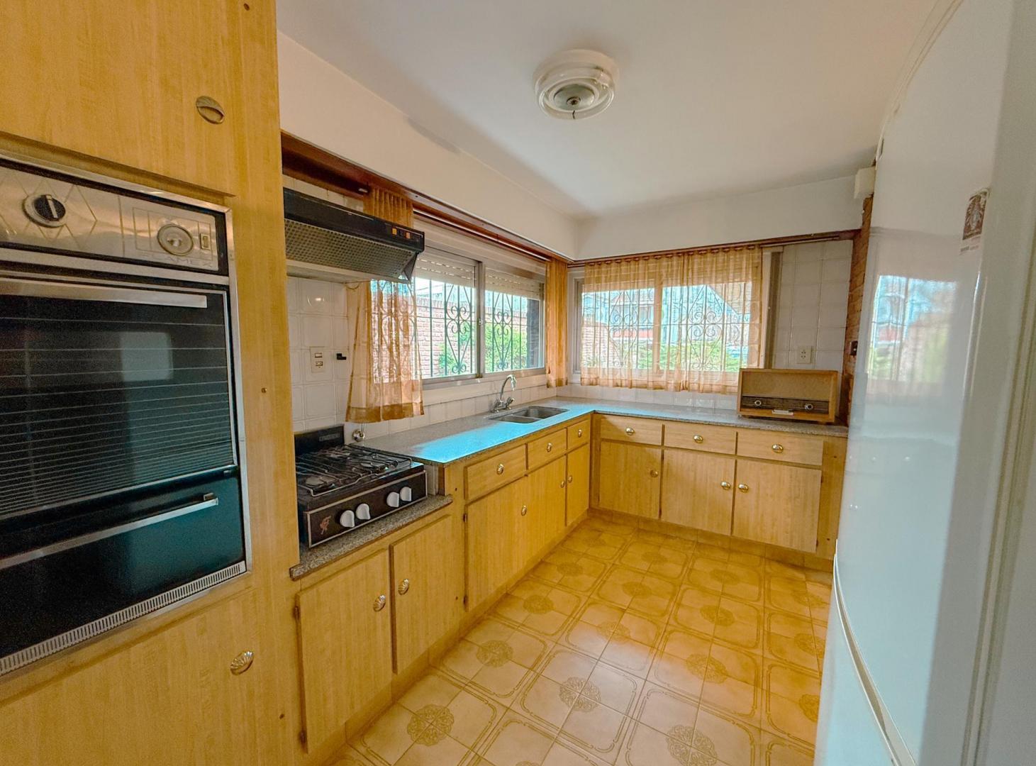 Foto de CASA EN VENTA - SEMICENTRO TANDIL - 4 Dormitorios, imagen 2