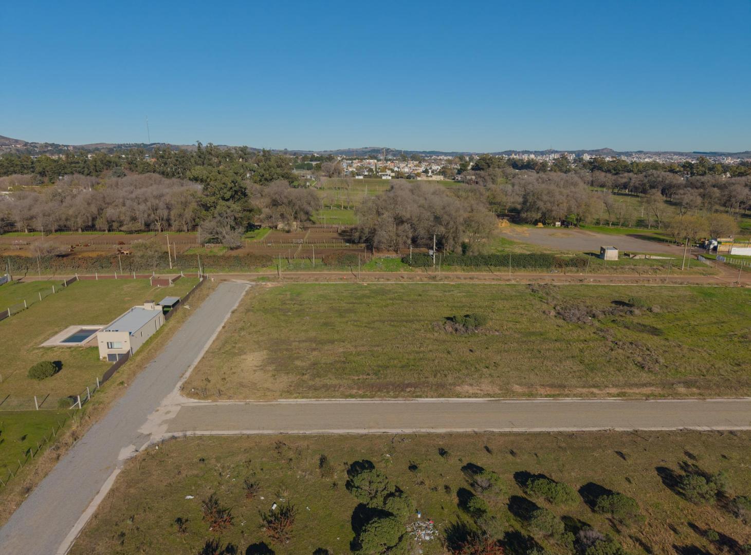 Lote con servicios - Zona La Rural