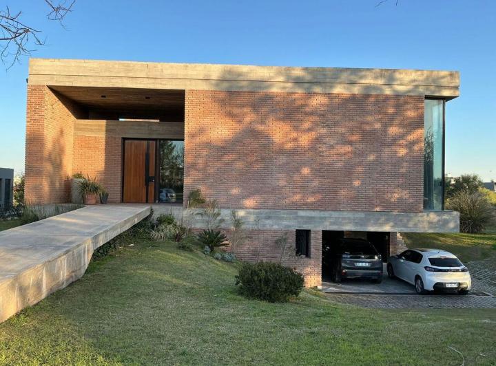 Alquiler amoblado Casa en La Cascada Country Golf- 2 domitorios- PILETA- JACUZZI- AMBIENTES AMPLIOS 1