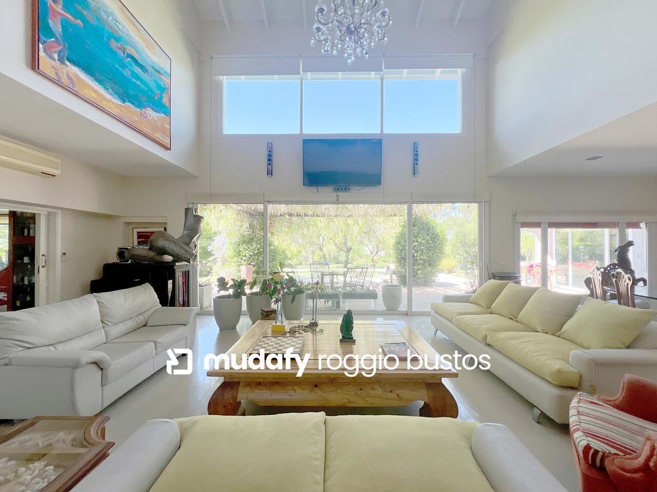 CASA EN VENTA EN LOMAS DE LA CAROLINA - FONDO GOLF, 5 DORMITORIOS