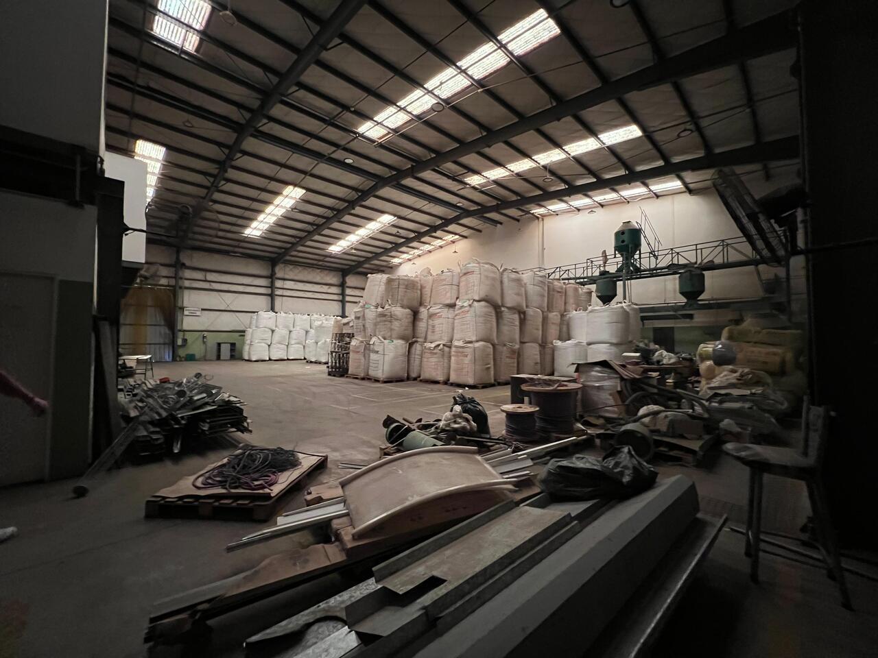 Foto de En venta galpón Industrial con Oficinas y Servicios Completos – Parque, imagen 3