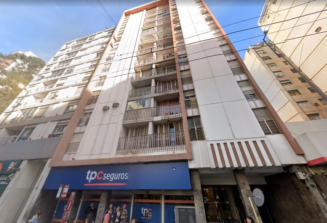 VENTA DEPTO. AV. COLON 600, CENTRO. 3 DORM., GRAN PATIO, COCH, LUMINOSO. APTO CREDITO.