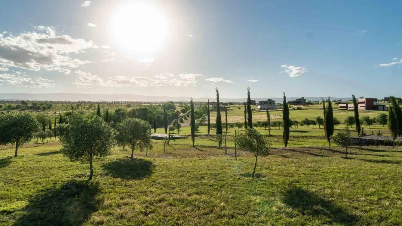 Terreno en VENTA 2000 m2 en club de campo Altos del Corral prox. gas natural 3