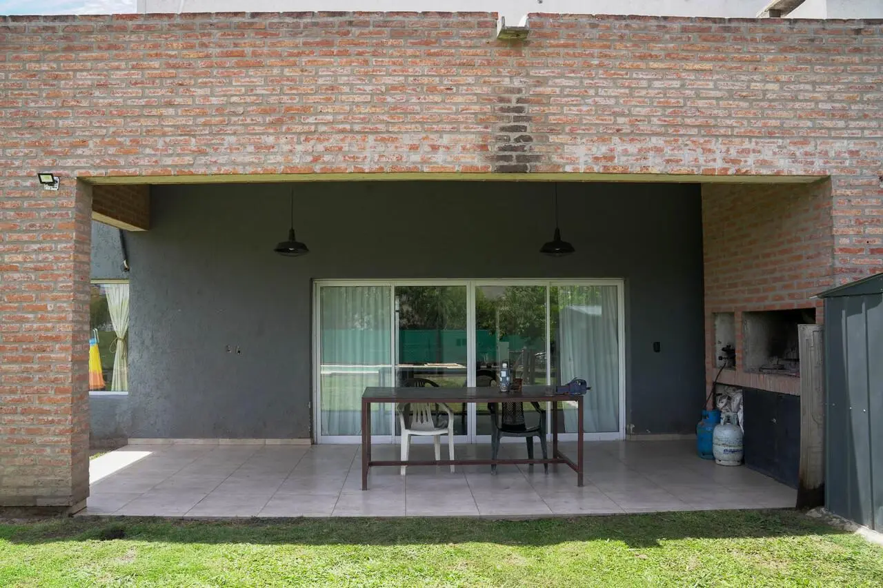 Venta de casa en barrio Las Cañitas. 4 dormitorios. Pileta. 5