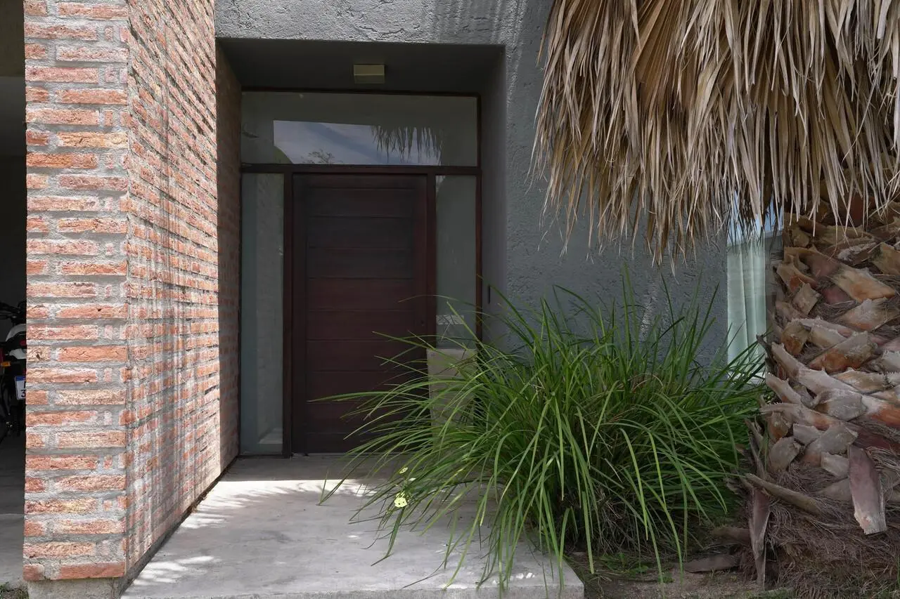 Venta de casa en barrio Las Cañitas. 4 dormitorios. Pileta. 8