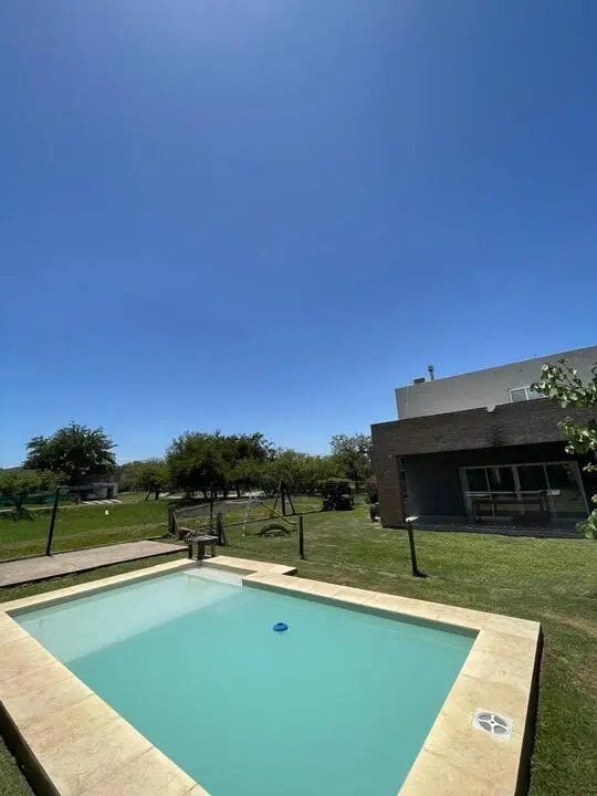 Venta de casa en barrio Las Cañitas. 4 dormitorios. Pileta. 3