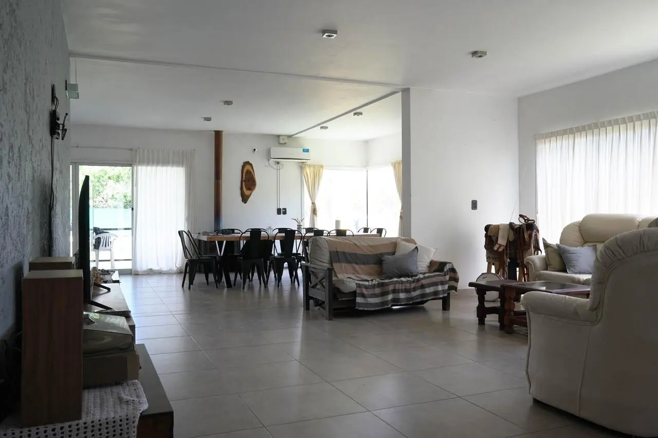 Venta de casa en barrio Las Cañitas. 4 dormitorios. Pileta. 4