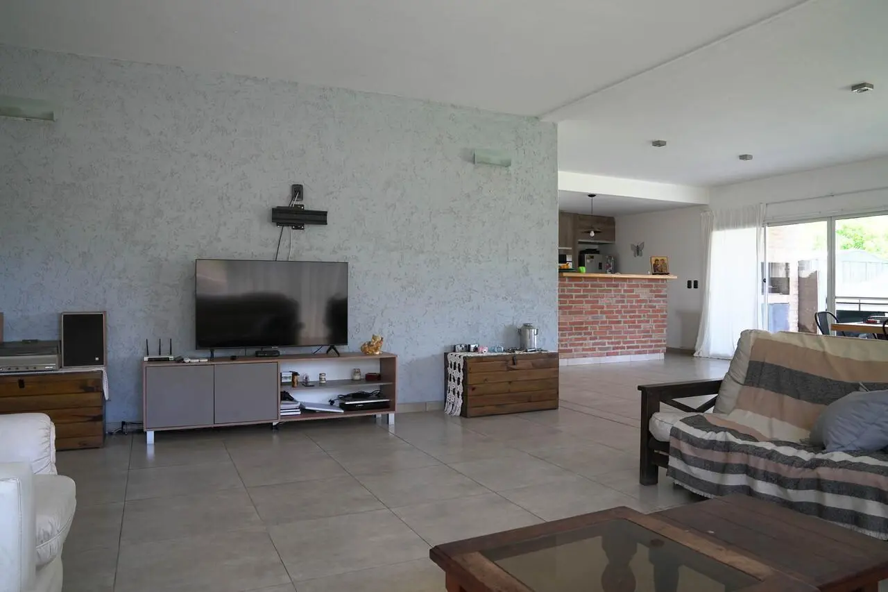Venta de casa en barrio Las Cañitas. 4 dormitorios. Pileta. 2