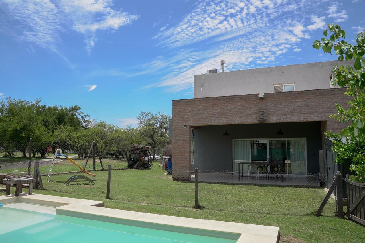Venta de casa en barrio Las Cañitas. 4 dormitorios. Pileta.