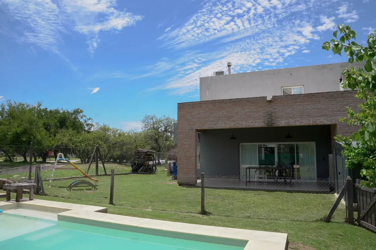Venta de casa en barrio Las Cañitas. 4 dormitorios. Pileta. 1