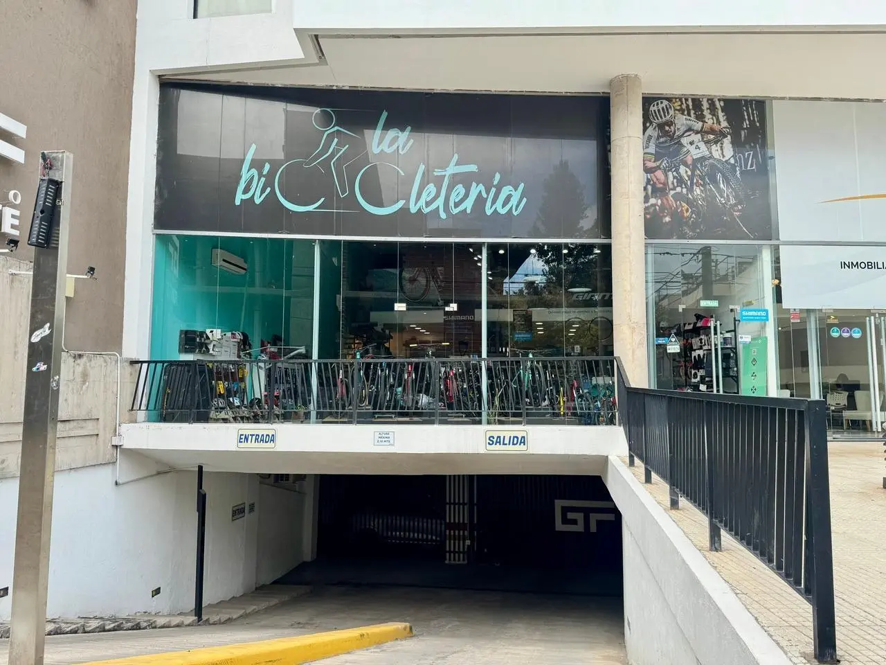 Venta de local comercial en Paseo Quattro, apto para gastronomía, Villa Carlos Paz. 2