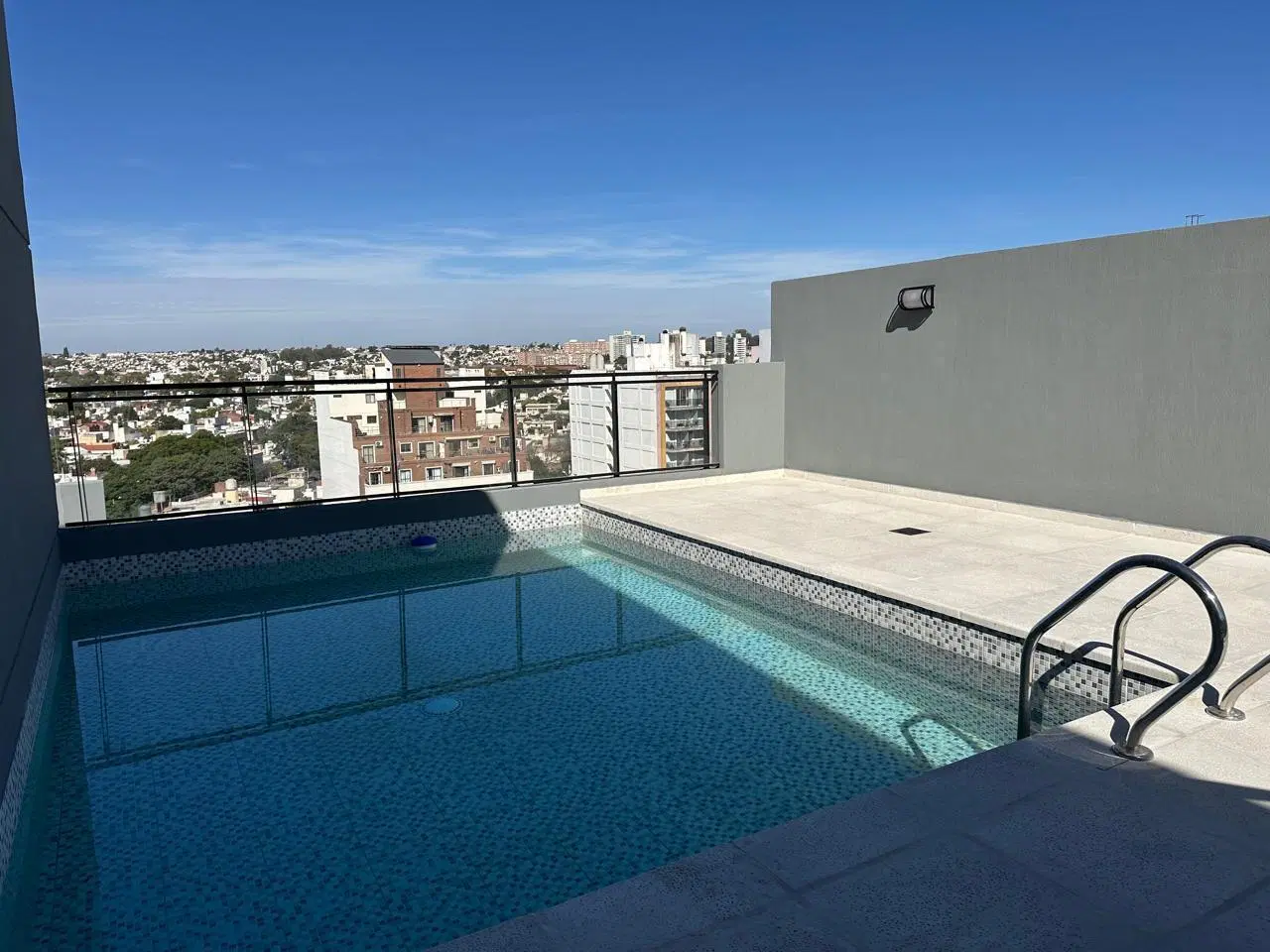 Venta departamento 1 dormitorio. barrio general paz. sum, pileta 2