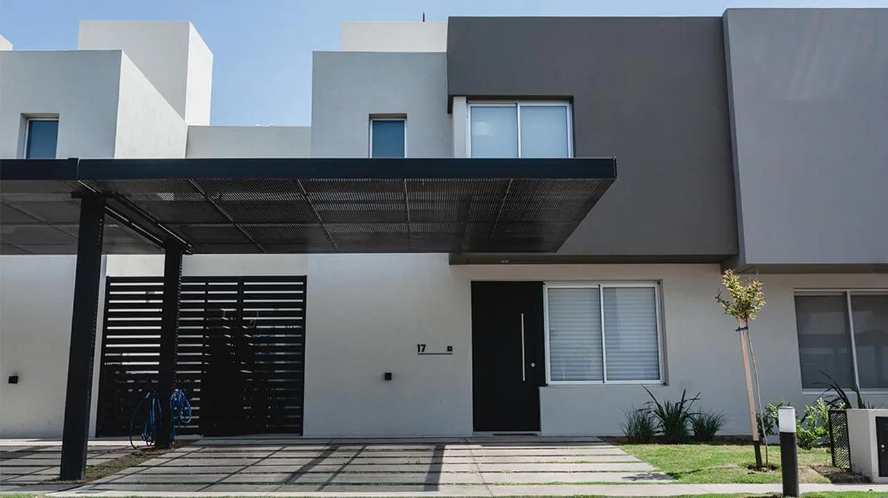 VENTA DE CASA EN ROSSEN VALLE ESCONDIDO, 3 DORM. APTO CREDITO 4
