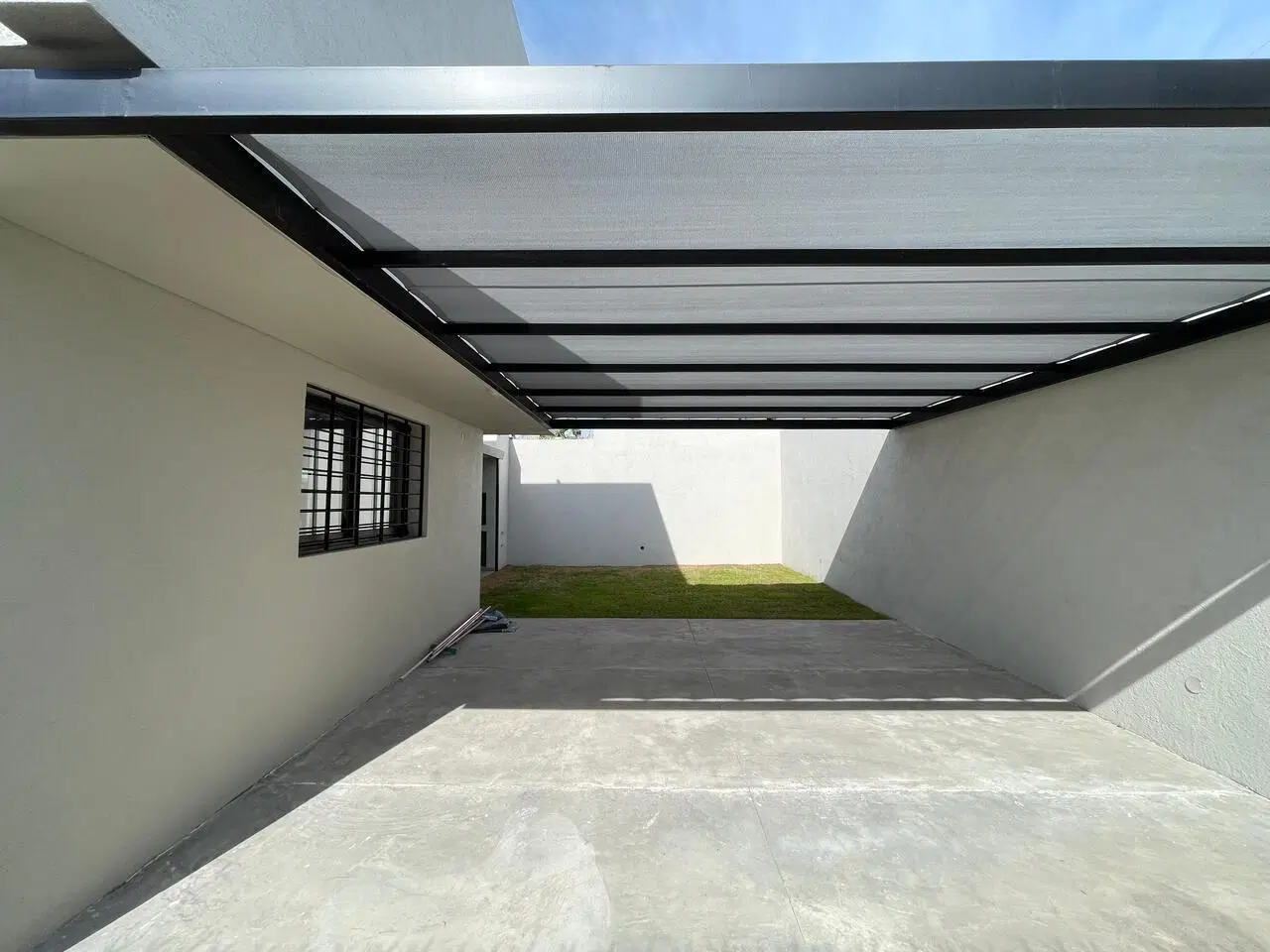 CASA EN ALQUILER VALLE ESCONDIDO, 3 DORMITORIOS, 3 BAÑOS + GALERIA C/ ASADOR Y COCHERA. 5