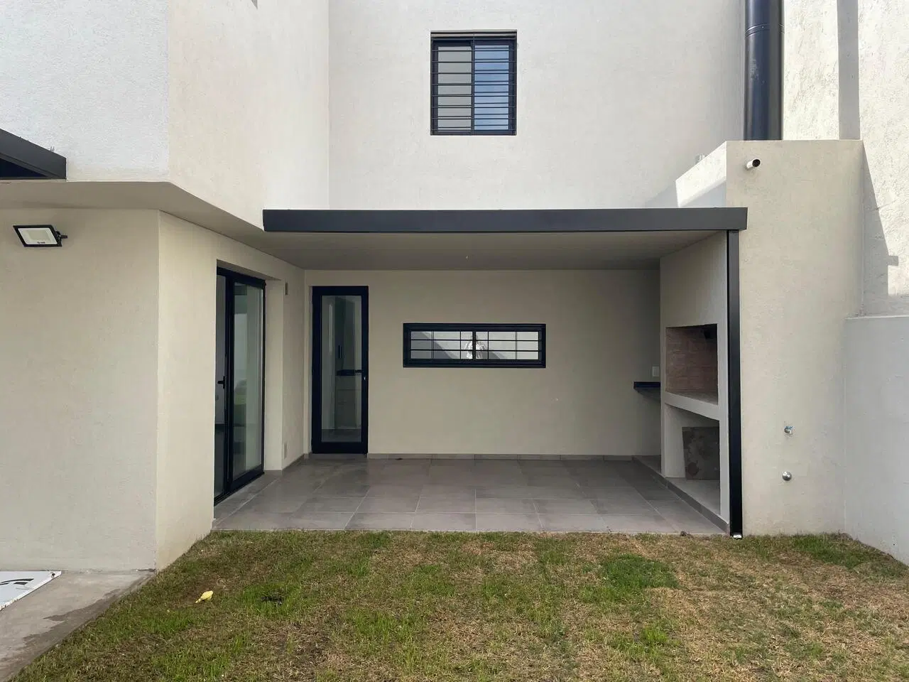 CASA EN ALQUILER VALLE ESCONDIDO, 3 DORMITORIOS, 3 BAÑOS + GALERIA C/ ASADOR Y COCHERA. 2