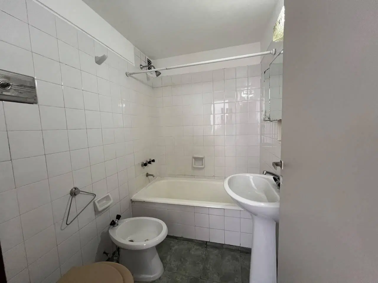 EN VENTA DEPARTAMENTO DE 2 DORMITORIOS CON BALCON FRENTE PLAZA COLON 4