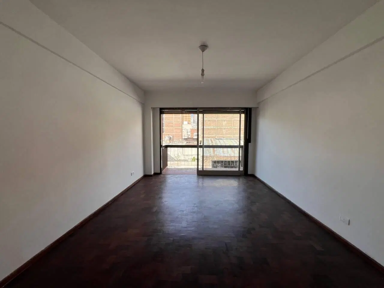 EN VENTA DEPARTAMENTO DE 2 DORMITORIOS CON BALCON FRENTE PLAZA COLON 3