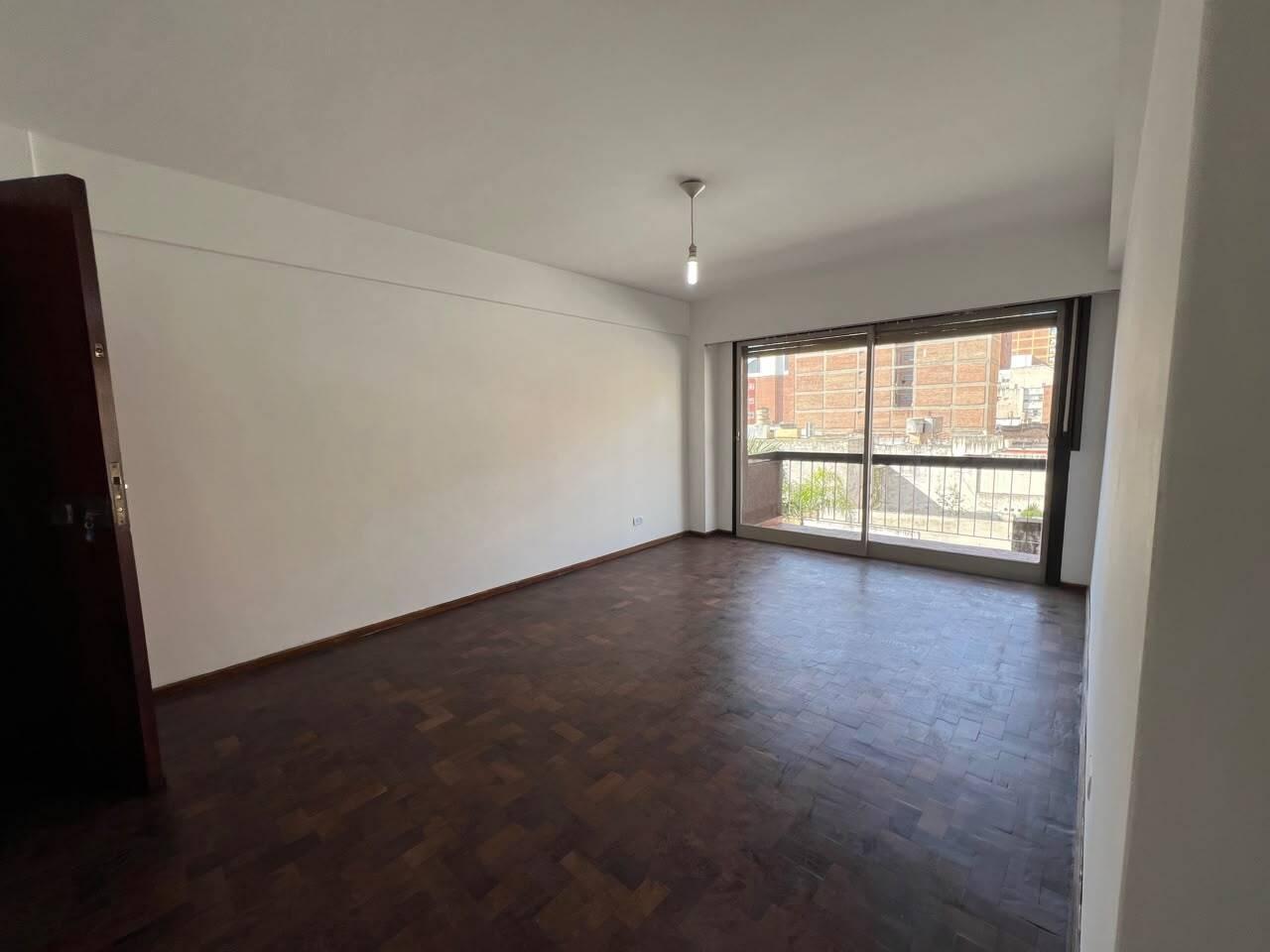 EN VENTA DEPARTAMENTO DE 2 DORMITORIOS CON BALCON FRENTE PLAZA COLON