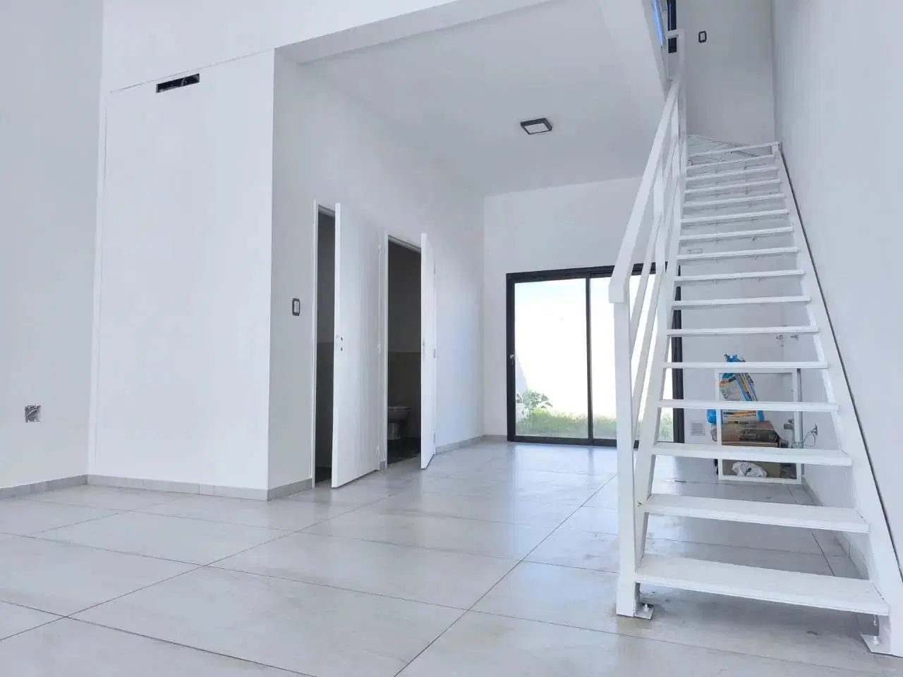 Alquiler excelente local comercial a estrenar. 98m2. Docta Urbanización. 5