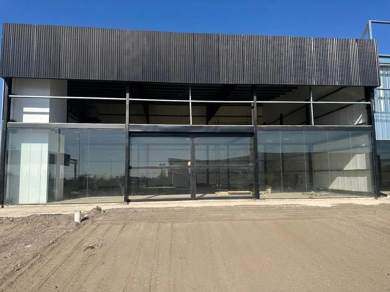 VENTA LOCAL COMERCIAL. SOBRE AV CIRCUNVALACION NORTE. COLECTORA EXTERNA. POETA LUGONES 3